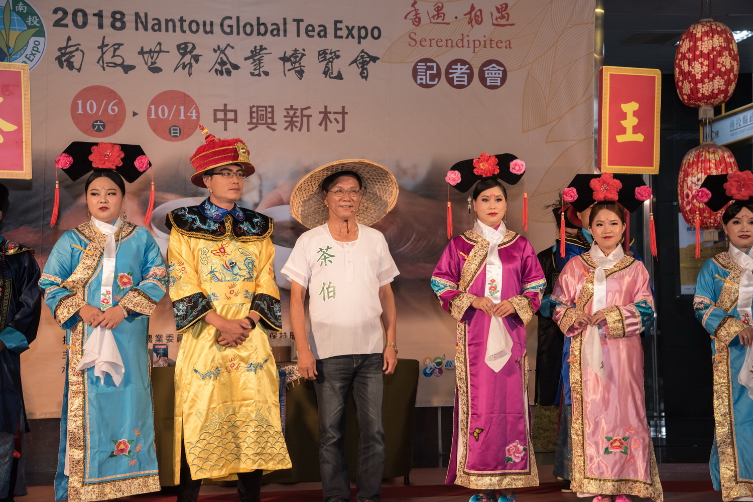 南投縣長林明溱以茶伯身分預告世界茶業博覽會的活動。 圖:南投縣政府/提供 南投縣長林明溱以茶伯身分預告世界茶業博覽會的活動。 圖:南投縣政府/提供
