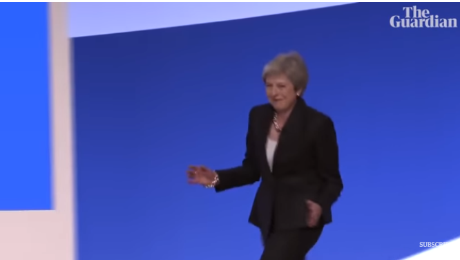 英國首相梅伊3日出席保守黨年會閉幕演說時,不惜幽自己一默,一邊跳著機械舞的舞步,一邊登台。 圖:翻攝YouTube/ Guardian News 英國首相梅伊3日出席保守黨年會閉幕演說時,不惜幽自己一默,一邊跳著機械舞的舞步,一邊登台。 圖:翻攝YouTube/ Guardian News