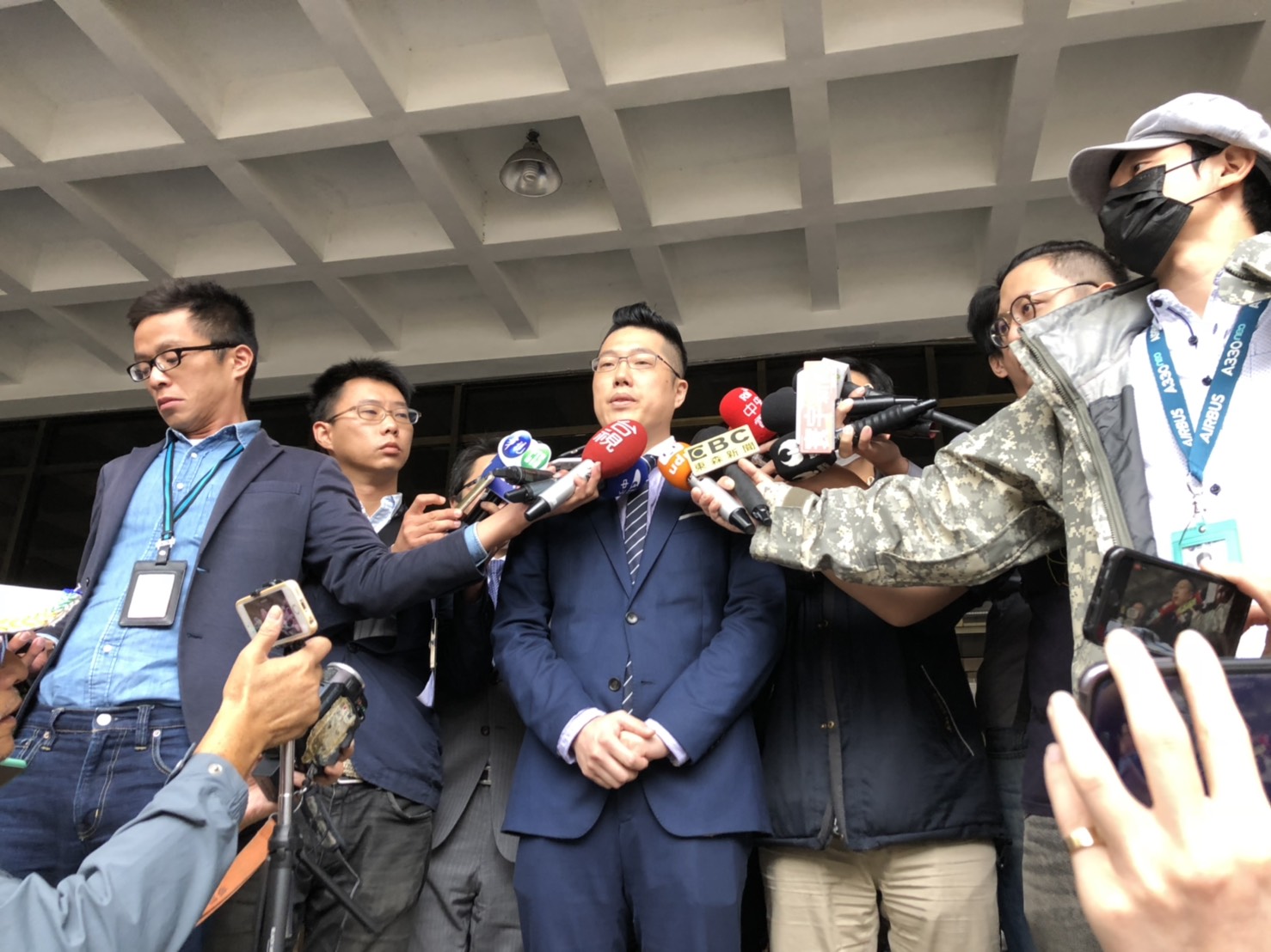 器官移植風波等24小時沒有回應,柯文哲委任律師按鈴控告葛特曼。競選總部發言人接受訪問。 圖:柯文哲競選總部提供 器官移植風波等24小時沒有回應,柯文哲委任律師按鈴控告葛特曼。競選總部發言人接受訪問。 圖:柯文哲競選總部提供