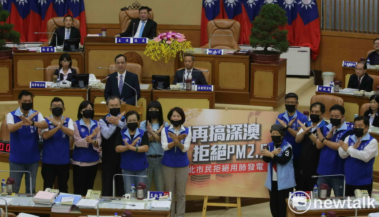 新北市議會國民黨團總質詢,議員們戴上口罩反對深澳燃煤電廠,作球給朱立倫說明理念。 圖:王峻昌/攝 新北市議會國民黨團總質詢,議員們戴上口罩反對深澳燃煤電廠,作球給朱立倫說明理念。 圖:王峻昌/攝