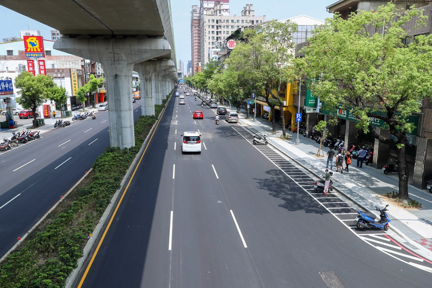 台中市文心路路平工程歷時2年完工,林佳龍表示,文心路「汰管、人本步道、路平」三合一工程自從105年10月起就陸續進行路平工程,如今路平完工,未來搭配捷運綠線,文心路將成為台中市第一條複合式交通運輸系統;圖為文心路平後情景照。 圖:林佳龍辦公室提供 台中市文心路路平工程歷時2年完工,林佳龍表示,文心路「汰管、人本步道、路平」三合一工程自從105年10月起就陸續進行路平工程,如今路平完工,未來搭配捷運綠線,文心路將成為台中市第一條複合式交通運輸系統;圖為文心路平後情景照。 圖:林佳龍辦公室提供