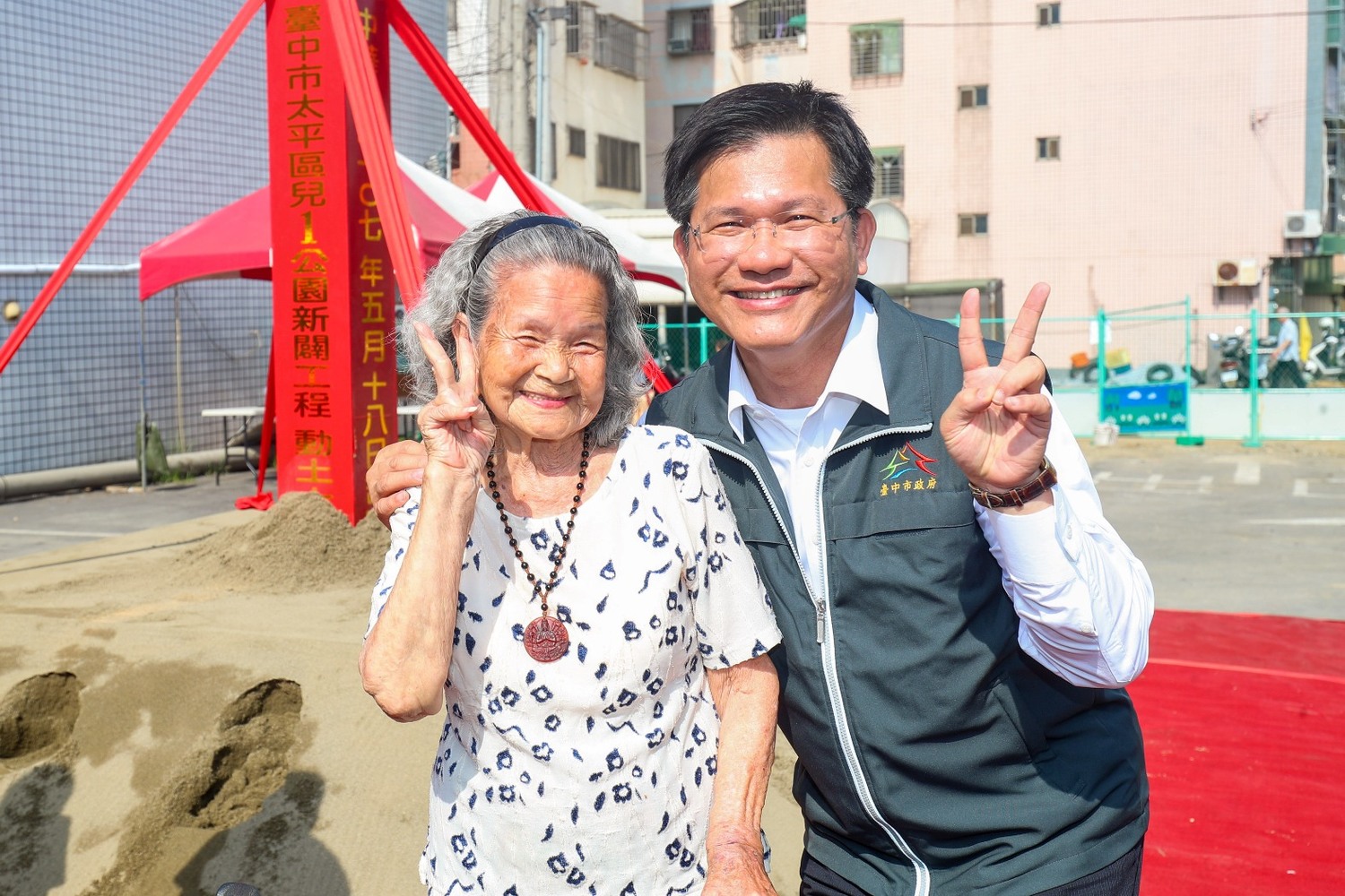 台中市推動「托老一條龍」,擴充敬老愛心卡功能,持卡可折抵各區衛生所等醫療院所費用,還可折抵計程車車資,長輩出門就醫更方便。 圖:林佳龍辦公室提供 台中市推動「托老一條龍」,擴充敬老愛心卡功能,持卡可折抵各區衛生所等醫療院所費用,還可折抵計程車車資,長輩出門就醫更方便。 圖:林佳龍辦公室提供
