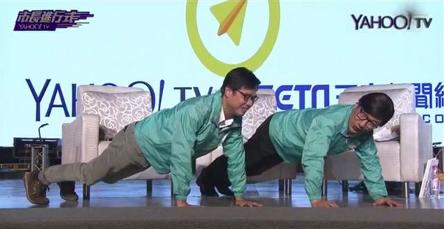 兩個陳其邁為證明平常有運動,還一起做了3下伏地挺身。 圖:翻攝網路 兩個陳其邁為證明平常有運動,還一起做了3下伏地挺身。 圖:翻攝網路
