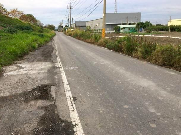 台中市府說,已先請台電、中華電信等管線單位進行多次現場勘查,以孔蓋下地率70%為目標,進行孔蓋下地及人孔蓋調平作業,提升舖築後路面平整度,也將繪製高抗滑級標準值65以上的標線,避免雨天機車族行車打滑。 圖:台中市府提供 台中市府說,已先請台電、中華電信等管線單位進行多次現場勘查,以孔蓋下地率70%為目標,進行孔蓋下地及人孔蓋調平作業,提升舖築後路面平整度,也將繪製高抗滑級標準值65以上的標線,避免雨天機車族行車打滑。 圖:台中市府提供