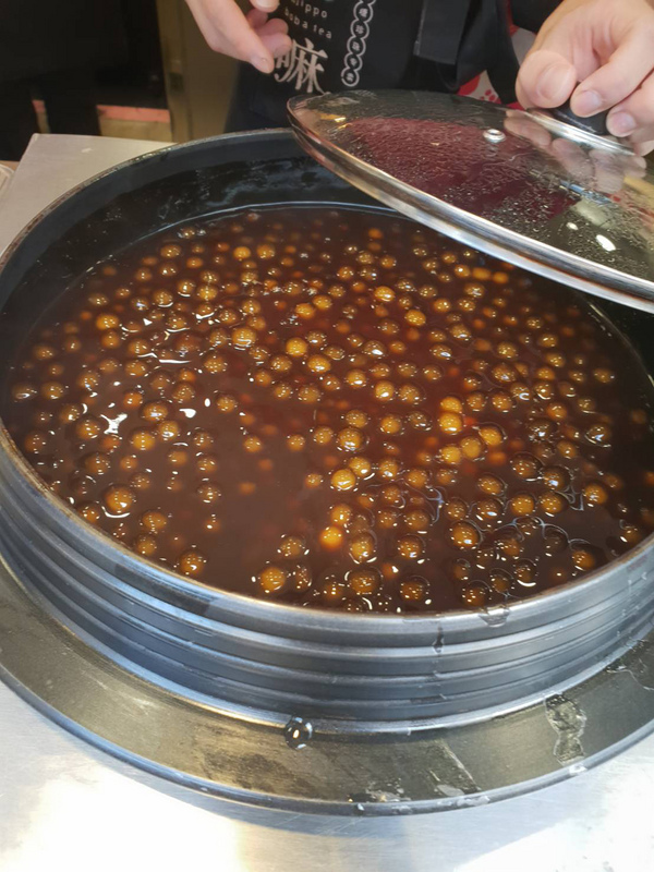 黑糖珍奶在中國市場爆紅,在杯身內側的黑糖蜜「掛壁」,視覺效果如老虎紋,光是上海就有超過200家茶飲、甜品店提供相關商品。 圖:中央社 黑糖珍奶在中國市場爆紅,在杯身內側的黑糖蜜「掛壁」,視覺效果如老虎紋,光是上海就有超過200家茶飲、甜品店提供相關商品。 圖:中央社