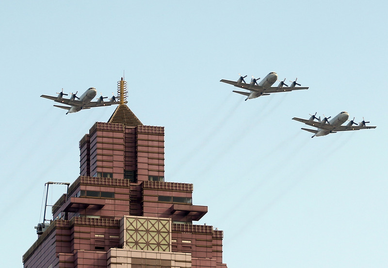 107年國慶日將至,空軍6日上午在總統府前進行空中兵力預演,空軍P-3C反潛機飛越總統府前上空。 圖:中央社 107年國慶日將至,空軍6日上午在總統府前進行空中兵力預演,空軍P-3C反潛機飛越總統府前上空。 圖:中央社
