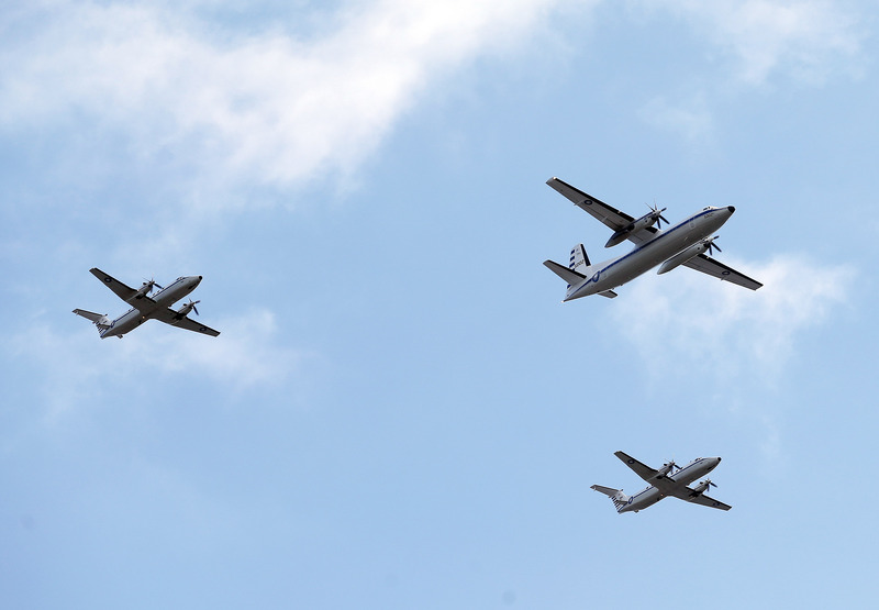 107年國慶日將至,空軍6日上午在總統府前進行空中兵力預演,福克50行政機飛越總統府前上空。 圖:中央社 107年國慶日將至,空軍6日上午在總統府前進行空中兵力預演,福克50行政機飛越總統府前上空。 圖:中央社
