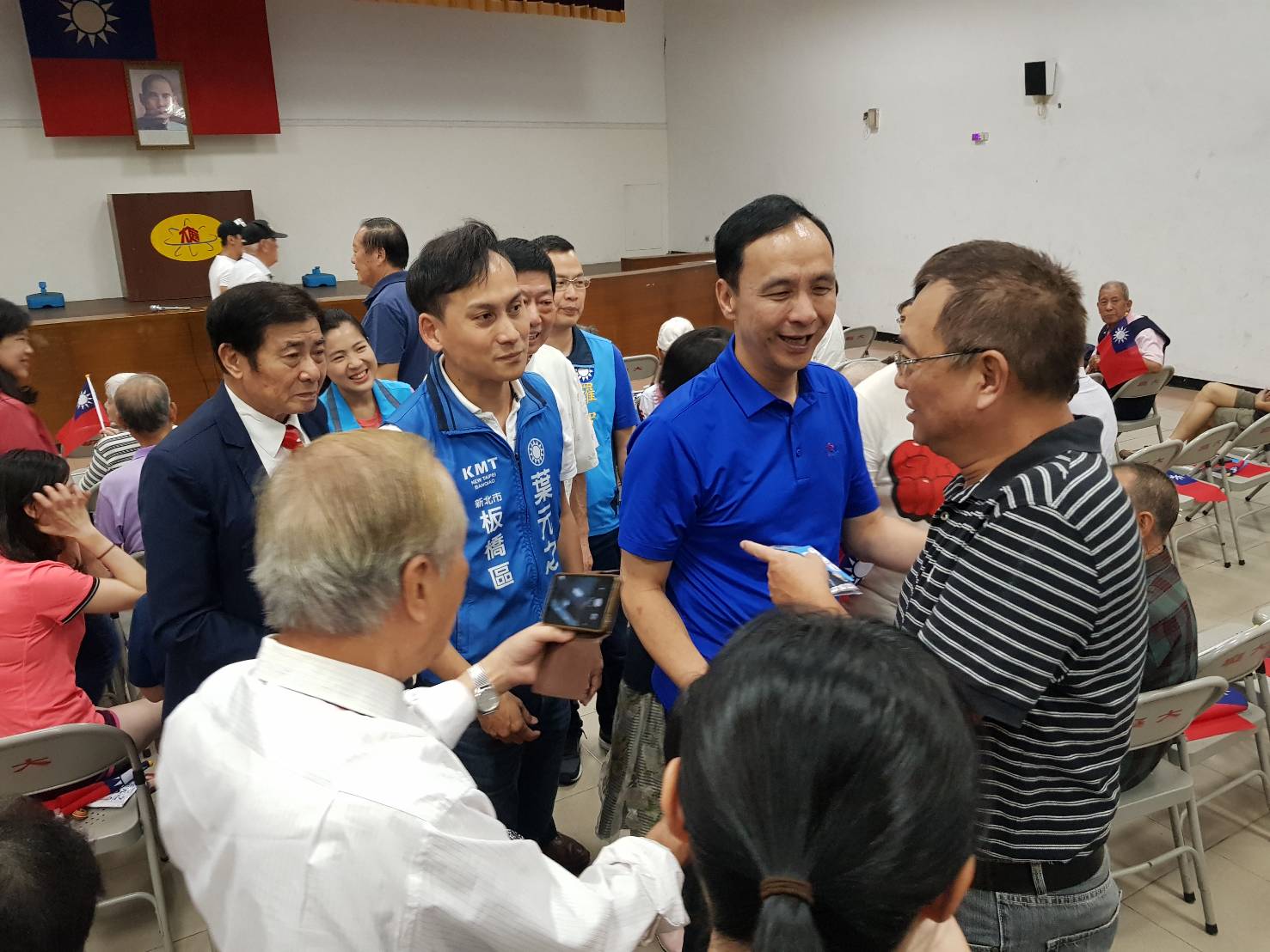 朱立倫為拉抬葉元之選情,向大庭新村居民拉票。 圖:葉元之提供 朱立倫為拉抬葉元之選情,向大庭新村居民拉票。 圖:葉元之提供