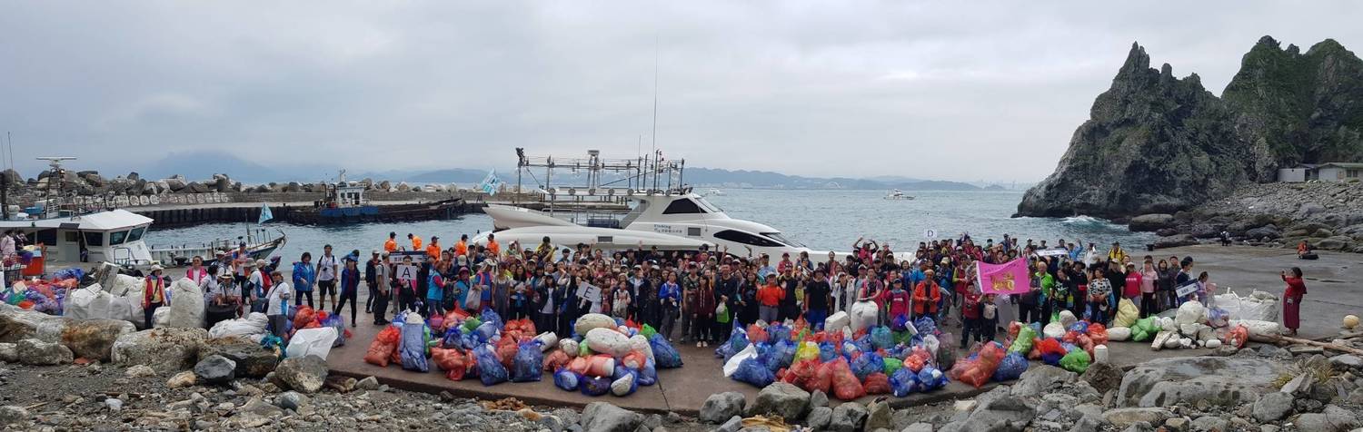 許多志工都不畏風雨登島淨灘。 圖:產業發展處海洋事務科/提供 許多志工都不畏風雨登島淨灘。 圖:產業發展處海洋事務科/提供