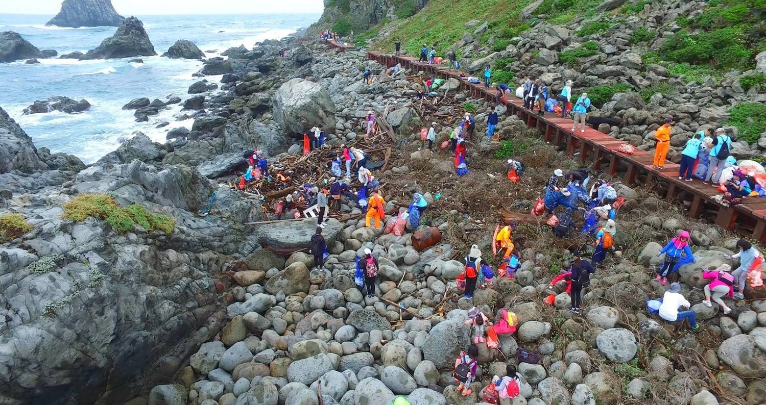 250人在基隆嶼淨灘。 圖:產業發展處海洋事務科/提供 250人在基隆嶼淨灘。 圖:產業發展處海洋事務科/提供