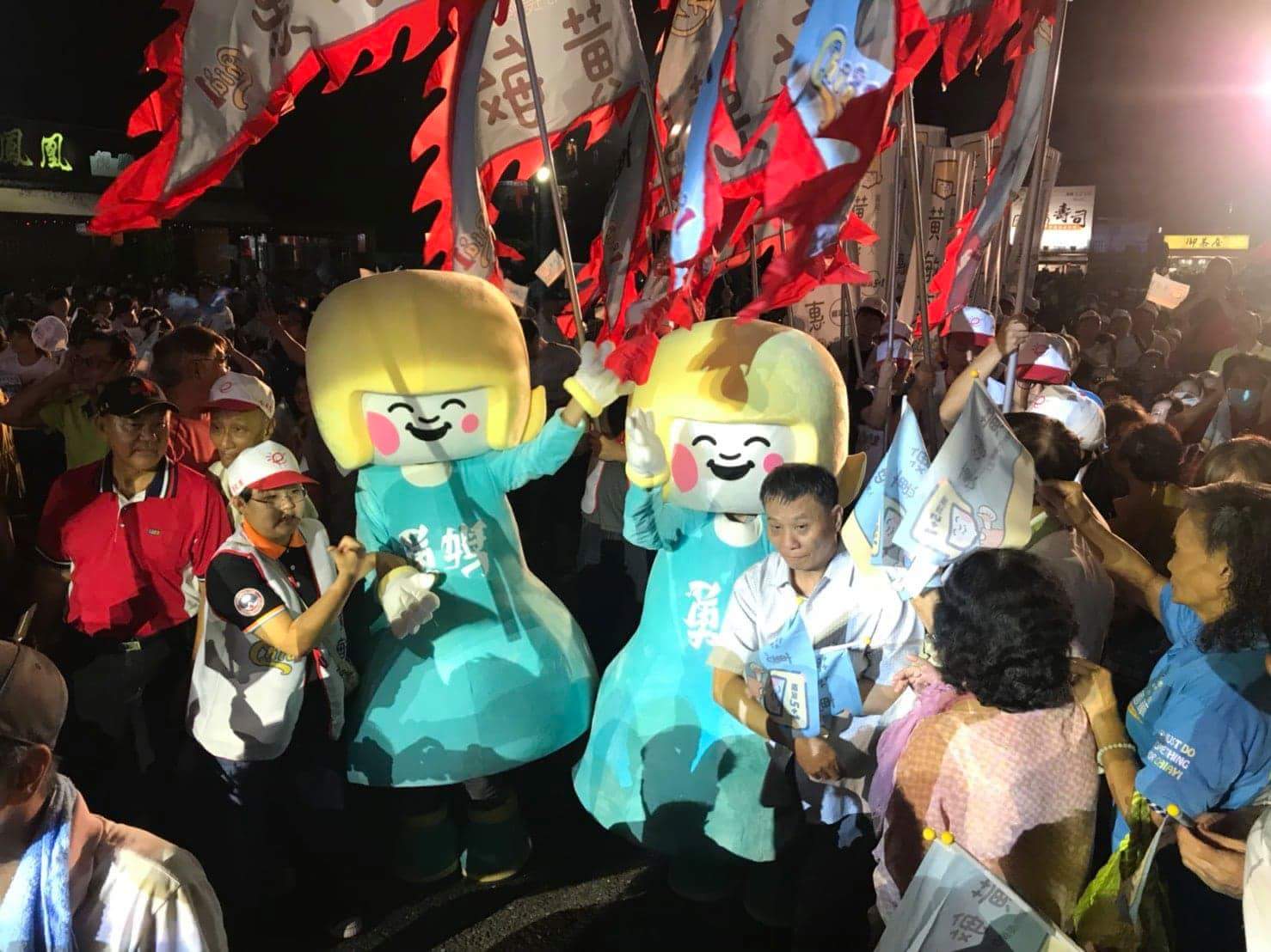 馬英九並特別贈送交趾陶「勇馬」給「勇媽」黃敏惠,祝她「馬到成功」。 圖:黃敏惠競選辦公室/提供 馬英九並特別贈送交趾陶「勇馬」給「勇媽」黃敏惠,祝她「馬到成功」。 圖:黃敏惠競選辦公室/提供