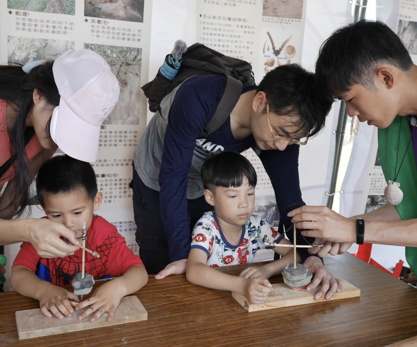 大人小孩一同參與體驗。 圖:十三行博物館/提供 大人小孩一同參與體驗。 圖:十三行博物館/提供