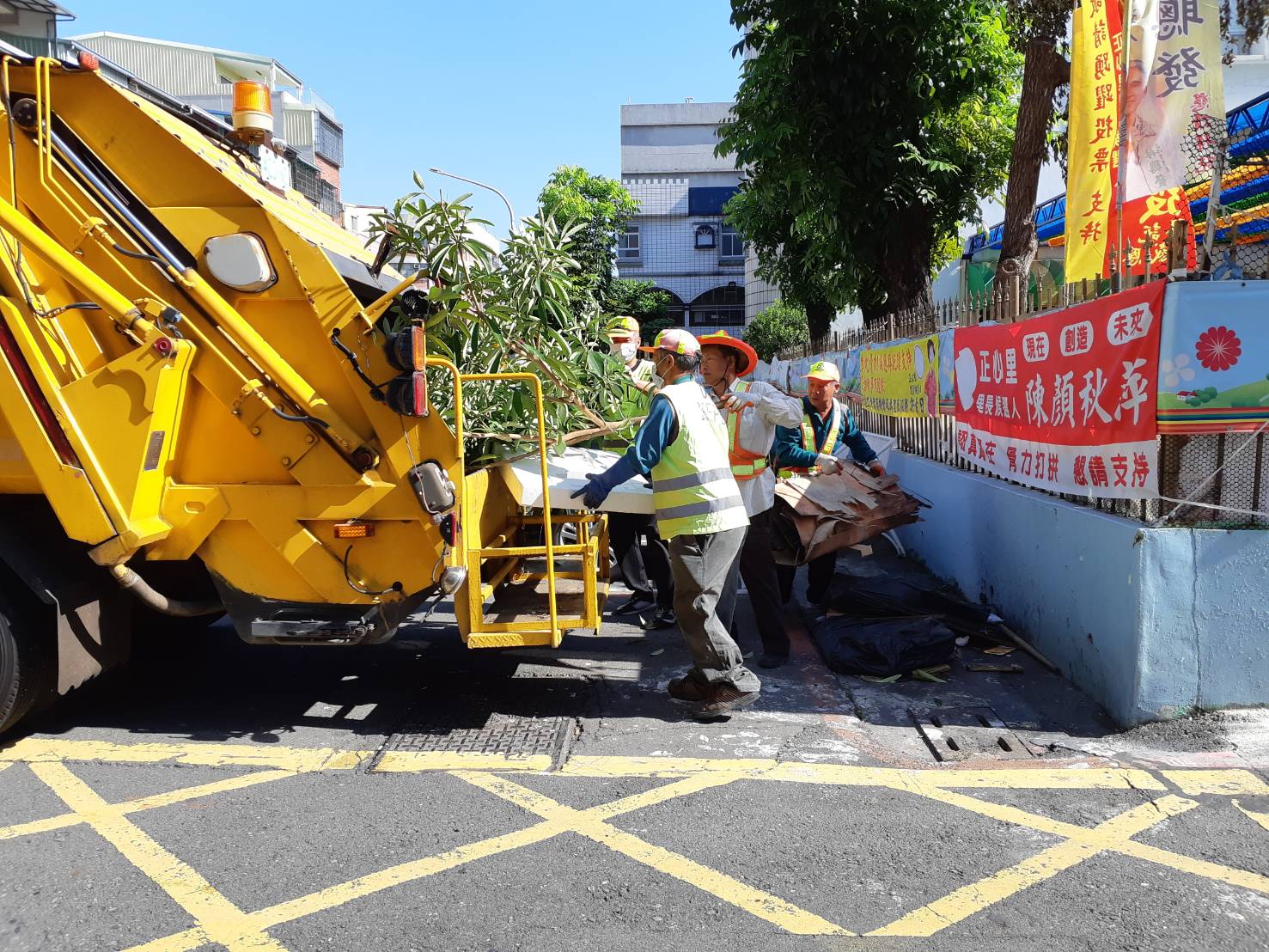 高雄市環保局以「一區隊認養一里別」方式,動員鄰近清潔隊主動出擊掃蕩環境,全市發現「陽性點位」85處。 圖:高雄市環保局/提供 高雄市環保局以「一區隊認養一里別」方式,動員鄰近清潔隊主動出擊掃蕩環境,全市發現「陽性點位」85處。 圖:高雄市環保局/提供