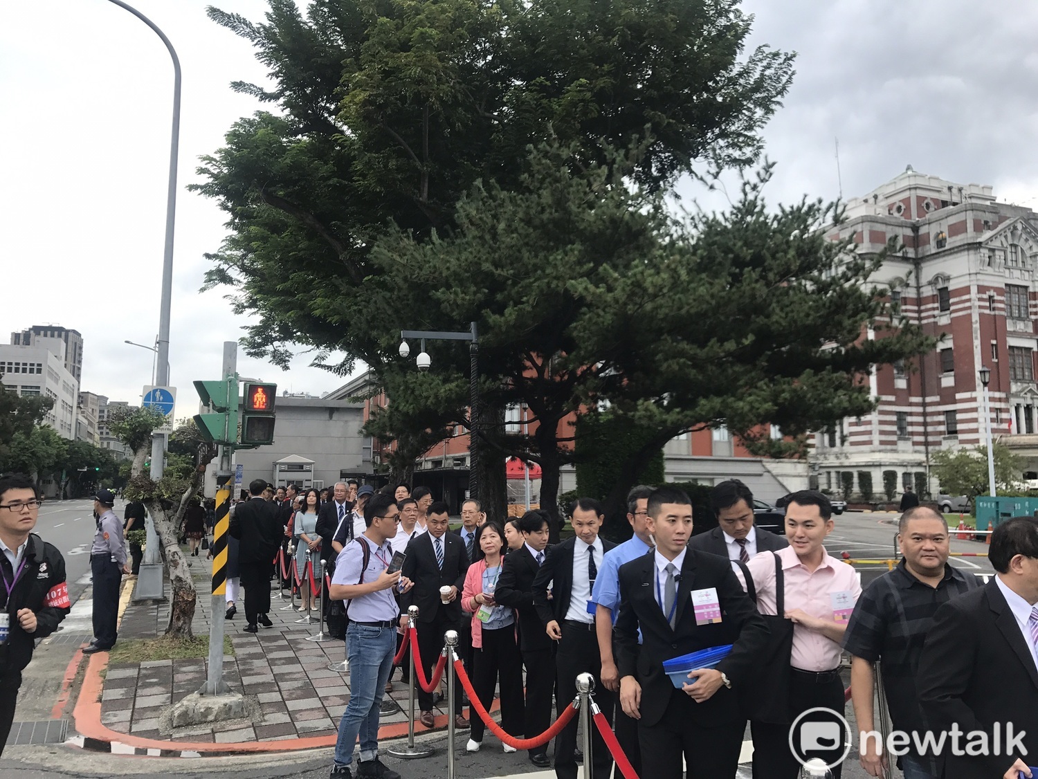 民眾大排長龍進入國慶會場。 圖:趙婉淳/攝 民眾大排長龍進入國慶會場。 圖:趙婉淳/攝
