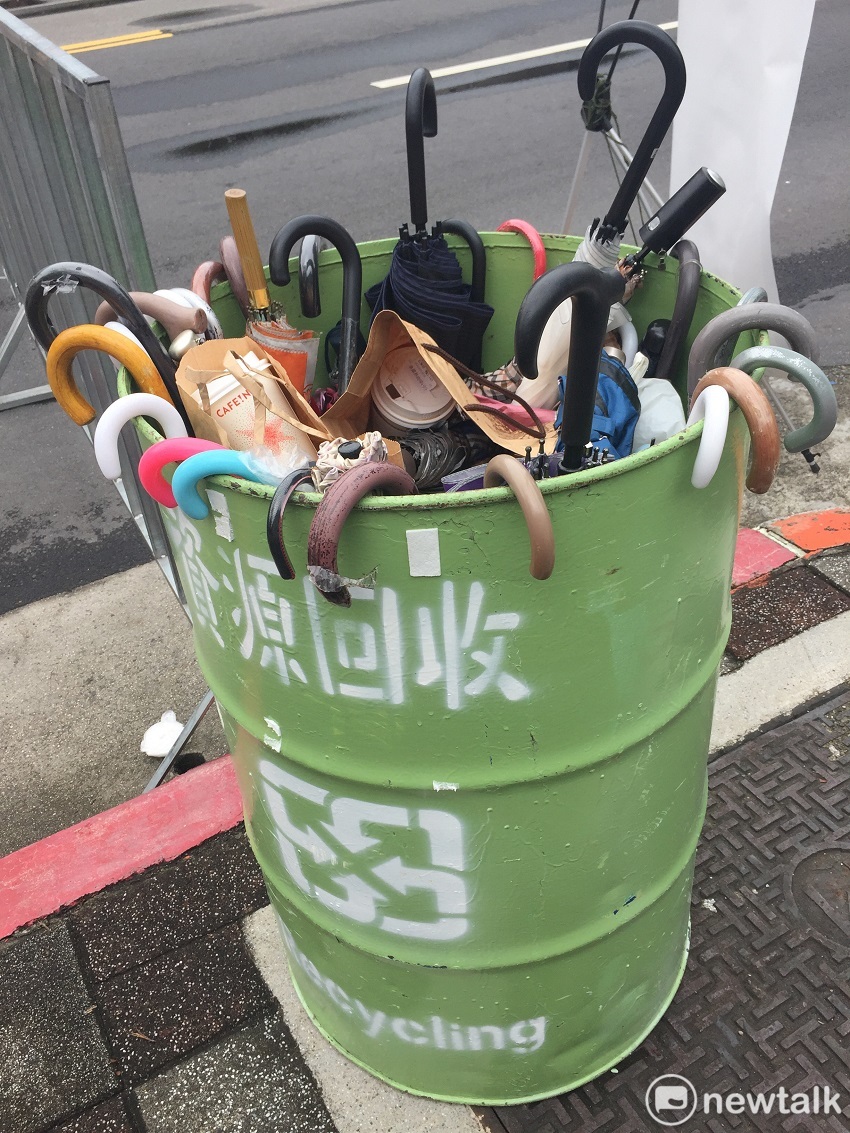 國慶大會安檢十分嚴格,連雨傘都不能帶進去。 圖:趙婉淳/攝 國慶大會安檢十分嚴格,連雨傘都不能帶進去。 圖:趙婉淳/攝