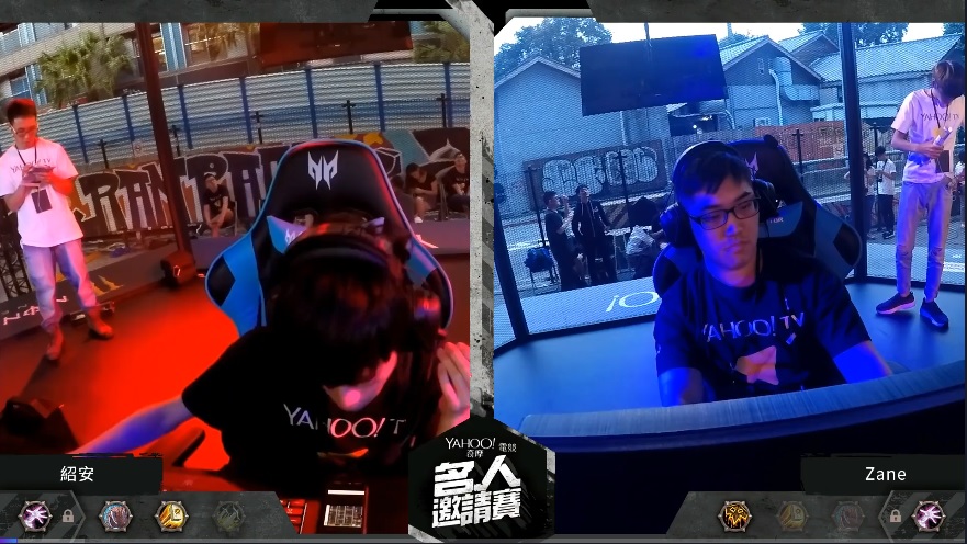 Tom指控紹安（左）在參加Yahoo名人賽時利用手機觀看對手牌組。