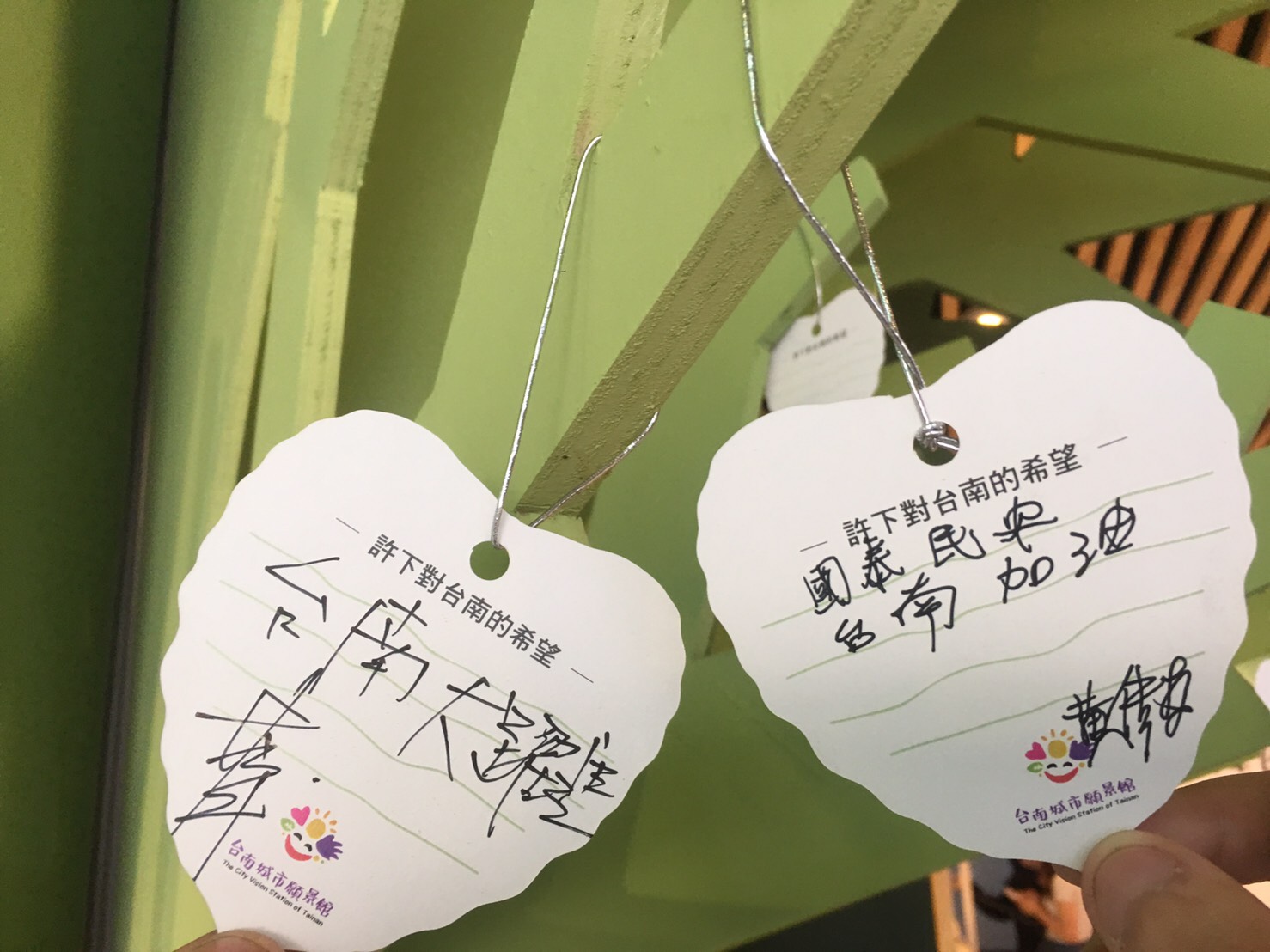 民進黨台南市長候選人黃偉哲拜訪無黨籍市長候選人林義豐的政見概念館,林義豐也回訪黃偉哲的市政願景館。 圖:黃博郎/攝 民進黨台南市長候選人黃偉哲拜訪無黨籍市長候選人林義豐的政見概念館,林義豐也回訪黃偉哲的市政願景館。 圖:黃博郎/攝