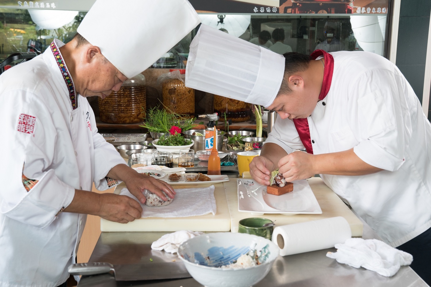 莊忠銘師父與兒子共同運用小農食材來發想創意料理 圖:行政院農委會/提供 莊忠銘師父與兒子共同運用小農食材來發想創意料理 圖:行政院農委會/提供