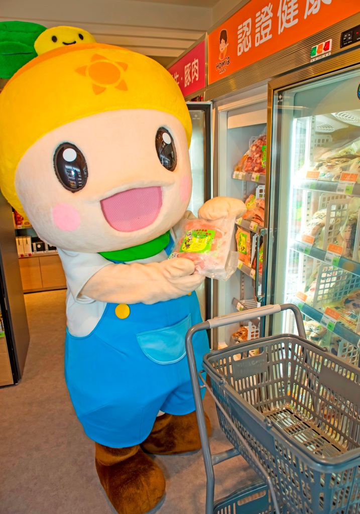 高通通採買產銷履歷享樂雞 圖:高雄市政府農業局/提供 高通通採買產銷履歷享樂雞 圖:高雄市政府農業局/提供