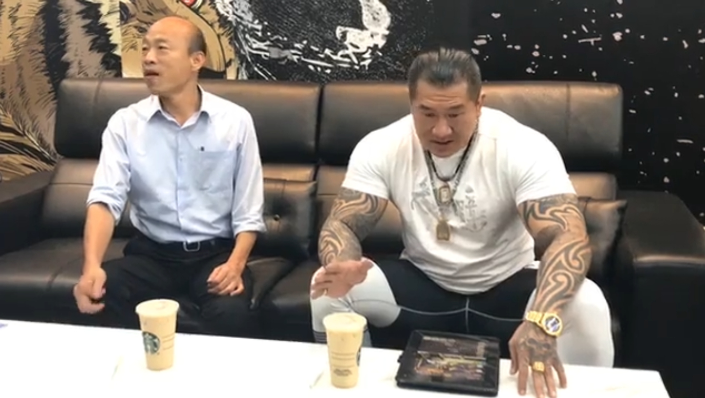 館長與國民黨高雄市長候選人韓國瑜首次同台直播。 圖:翻攝直播影片 館長與國民黨高雄市長候選人韓國瑜首次同台直播。 圖:翻攝直播影片