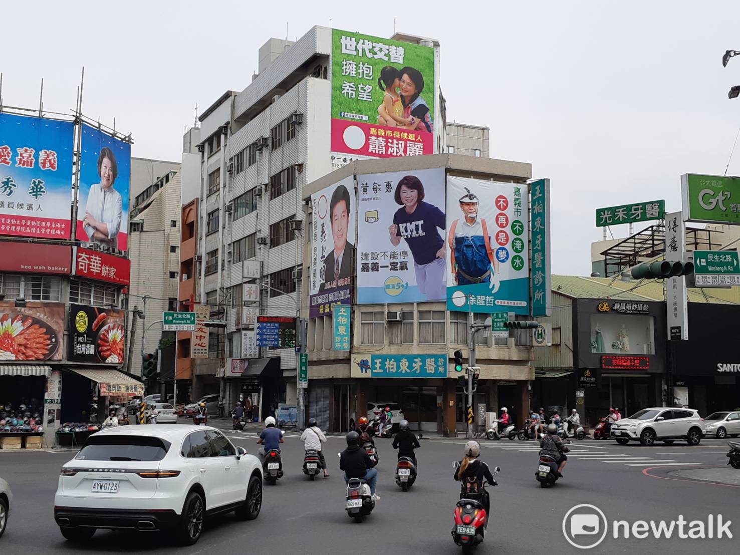 嘉義市長之戰競爭激烈,重要路口出現涂醒哲、黃敏惠、蕭淑麗(依姓氏筆畫排列)競選看版同時爭取民眾目光的畫面。 圖:蔡坤龍/攝 嘉義市長之戰競爭激烈,重要路口出現涂醒哲、黃敏惠、蕭淑麗(依姓氏筆畫排列)競選看版同時爭取民眾目光的畫面。 圖:蔡坤龍/攝