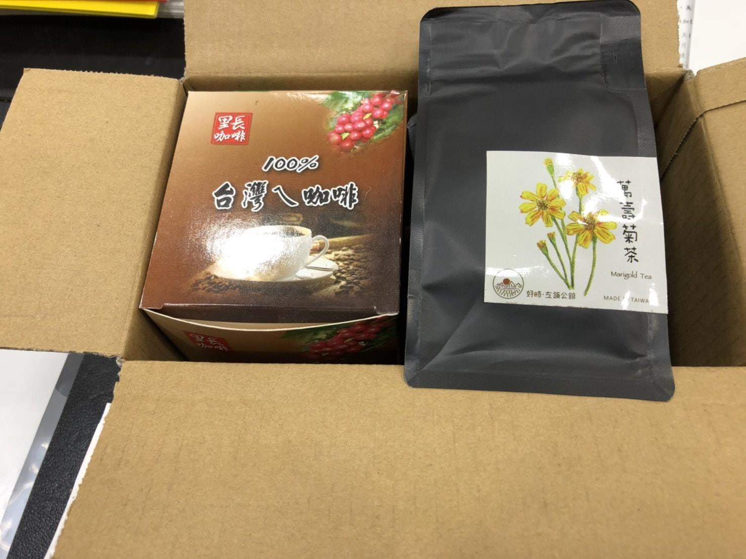 「天上掉下來的禮物」內裝咖啡 和茶。 圖:擷自立委鄭運鵬臉書 「天上掉下來的禮物」內裝咖啡 和茶。 圖:擷自立委鄭運鵬臉書