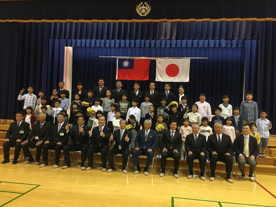 台日雙方代表與日本學童大合照。 圖:農委會提供 台日雙方代表與日本學童大合照。 圖:農委會提供