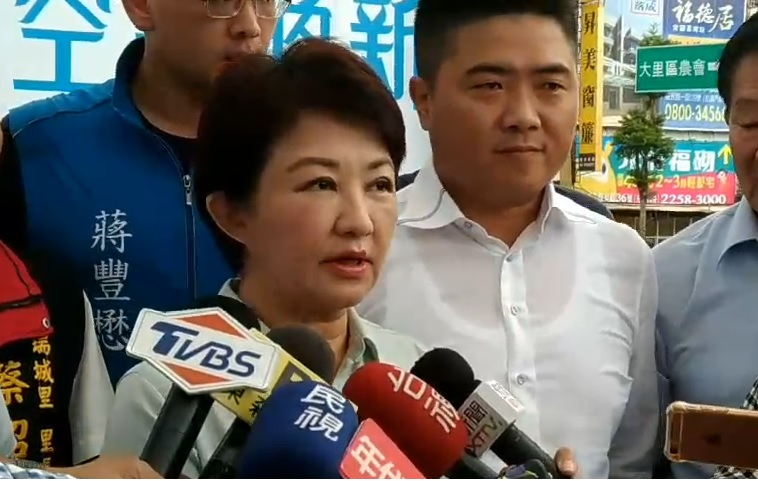 國民黨籍台中市長候選人盧秀燕得票領先,差距拉大支持者相當興奮,搖旗吶喊,氣氛熱絡。 圖:盧秀燕競選總部提供(資料畫面) 國民黨籍台中市長候選人盧秀燕得票領先,差距拉大支持者相當興奮,搖旗吶喊,氣氛熱絡。 圖:盧秀燕競選總部提供(資料畫面)