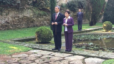 副總統陳建仁與夫人在教宗夏宮花園的角落,對著小聖母像祈禱三分多鐘。 圖/中央社 副總統陳建仁與夫人在教宗夏宮花園的角落,對著小聖母像祈禱三分多鐘。 圖/中央社