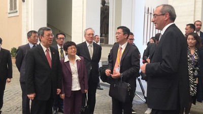副總統陳建仁(左一)出訪教廷,第一天下午參訪歷任教宗的夏日避暑居所。 圖/中央社 副總統陳建仁(左一)出訪教廷,第一天下午參訪歷任教宗的夏日避暑居所。 圖/中央社