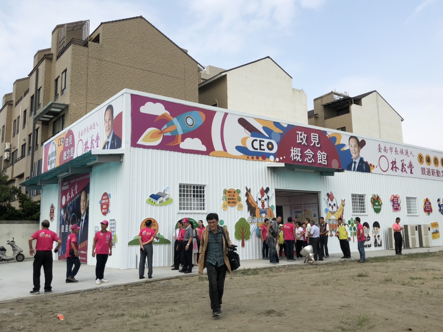 政見館內除了有10個單位,另外有可供觀賞影片播放區,片長10至15分鐘,讓大家充份了解林義豐的政見。每日開放時間從上午9:00至下午5:00,現場有人介紹導覽,林義豐竭誠歡迎全國民眾、政治人物及民意代表前往參觀。 圖:黃博郎/攝 政見館內除了有10個單位,另外有可供觀賞影片播放區,片長10至15分鐘,讓大家充份了解林義豐的政見。每日開放時間從上午9:00至下午5:00,現場有人介紹導覽,林義豐竭誠歡迎全國民眾、政治人物及民意代表前往參觀。 圖:黃博郎/攝