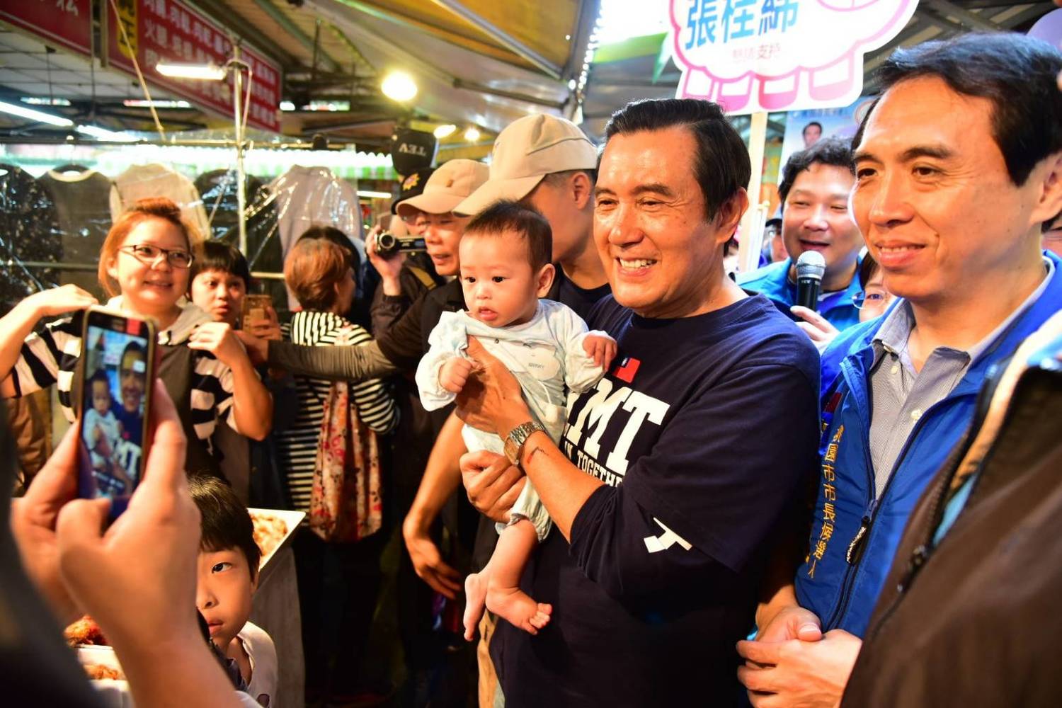 馬英九7訪桃園陪同市長候選人陳學聖及議員參選人到市場掃街拜票。 圖:陳學聖競選辦公室/提供 馬英九7訪桃園陪同市長候選人陳學聖及議員參選人到市場掃街拜票。 圖:陳學聖競選辦公室/提供