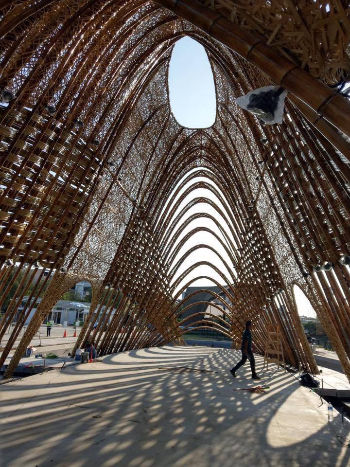 經發局說,竹跡館結構鏤空,四周有大面積的竹編技藝,讓館內空間充滿竹林自然光影,再以洗練磨石地版、外圍環繞式的水池、桂竹園藝造景及夜間燈光裝置點飾建築;館外則有一座栽種台灣榆樹的瞭望平台和觀景草坡。 圖:翻攝自竹籟文創 經發局說,竹跡館結構鏤空,四周有大面積的竹編技藝,讓館內空間充滿竹林自然光影,再以洗練磨石地版、外圍環繞式的水池、桂竹園藝造景及夜間燈光裝置點飾建築;館外則有一座栽種台灣榆樹的瞭望平台和觀景草坡。 圖:翻攝自竹籟文創