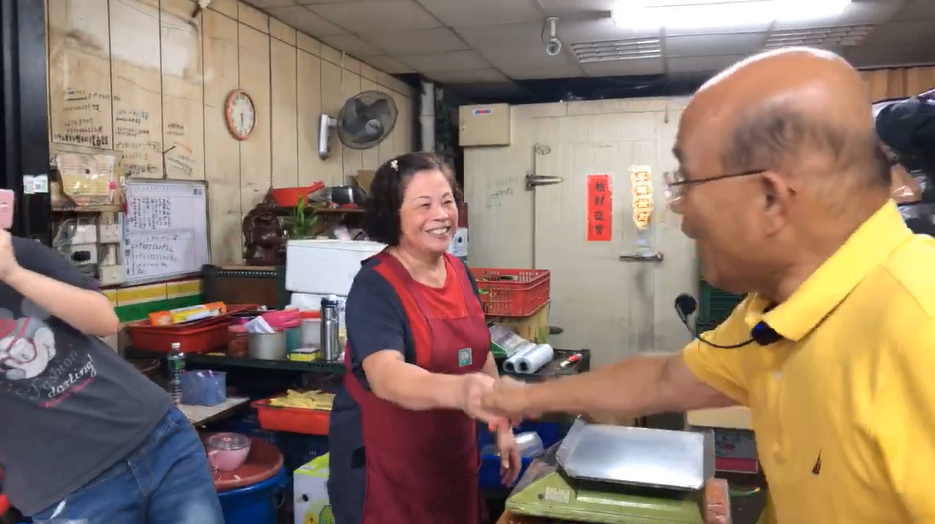 蘇貞昌13日到三峽拜票,他表示現在的市民都很熱情。 圖:翻攝蘇貞昌臉書 蘇貞昌13日到三峽拜票,他表示現在的市民都很熱情。 圖:翻攝蘇貞昌臉書