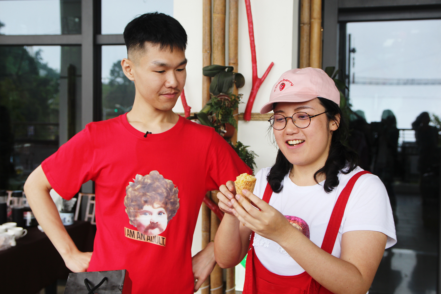 泰國網紅哲哲和波波一起品嚐特別的烏魚子冰淇淋! 圖:嘉義縣政府/提供 泰國網紅哲哲和波波一起品嚐特別的烏魚子冰淇淋! 圖:嘉義縣政府/提供