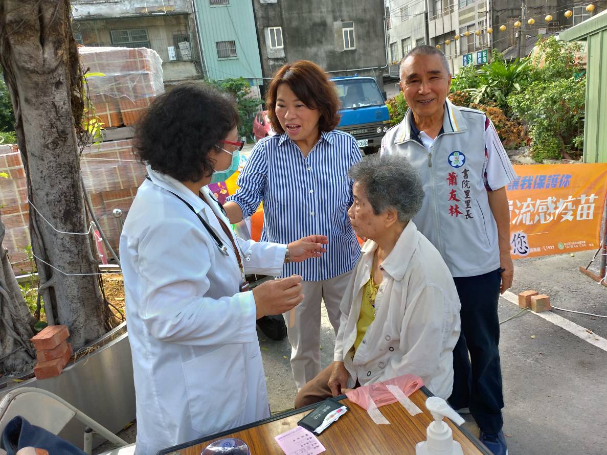 前嘉義市長黃敏惠到書院里關心流感疫苗施打情形。 圖:黃敏惠競選團隊/提供 前嘉義市長黃敏惠到書院里關心流感疫苗施打情形。 圖:黃敏惠競選團隊/提供