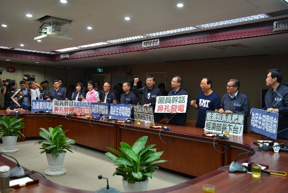 國民黨黨團要求經濟部長沈榮津下台負責。 圖:國民黨黨團提供 國民黨黨團要求經濟部長沈榮津下台負責。 圖:國民黨黨團提供