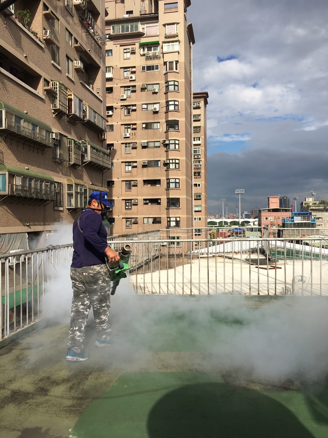 針對登革熱案例居住地週邊進行殘效噴灑 圖:新北市衛生局/提供 針對登革熱案例居住地週邊進行殘效噴灑 圖:新北市衛生局/提供