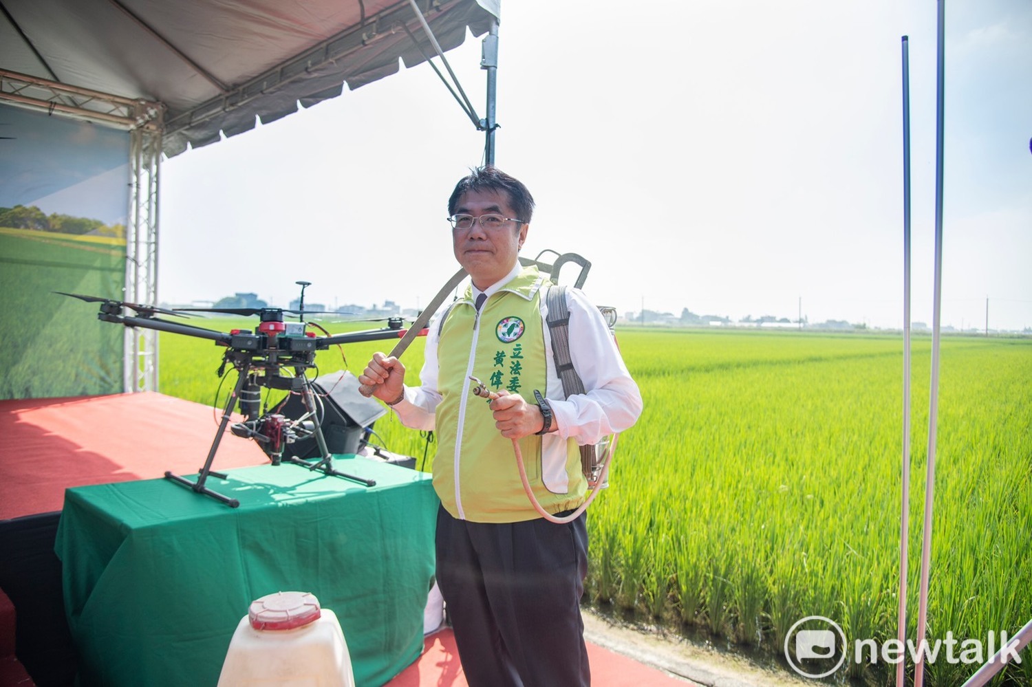 黃偉哲表示,「無人機農噴合作計畫」,經賴院長指示行政院科技會報辦公室與農委會共同執行辦理,並擇定台南為辦理區域。 圖:黃博郎/攝 黃偉哲表示,「無人機農噴合作計畫」,經賴院長指示行政院科技會報辦公室與農委會共同執行辦理,並擇定台南為辦理區域。 圖:黃博郎/攝