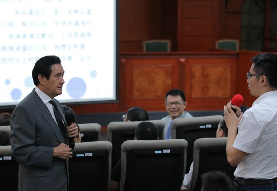 東吳大學嚴家淦法學講座馬英九談「東海」議題,學生踴躍發問。 圖 : 東吳大學/提供 東吳大學嚴家淦法學講座馬英九談「東海」議題,學生踴躍發問。 圖 : 東吳大學/提供