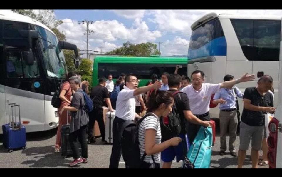 關西機場事件,中國派遊覽車到接駁點接運受困民眾,台灣駐日代表處對此毫無作為,台灣大學生對此事的PO文,卻被政府告上法院。 關西機場事件,中國派遊覽車到接駁點接運受困民眾,台灣駐日代表處對此毫無作為,台灣大學生對此事的PO文,卻被政府告上法院。