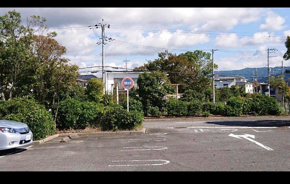 謝長廷分析,「另一張沒有巴士和人物的相片是同一地點不同時間,我們去拍的,看背景就知道不是機場,究竟是哪裡?」 圖:翻攝自謝長廷臉書粉絲頁 謝長廷分析,「另一張沒有巴士和人物的相片是同一地點不同時間,我們去拍的,看背景就知道不是機場,究竟是哪裡?」 圖:翻攝自謝長廷臉書粉絲頁