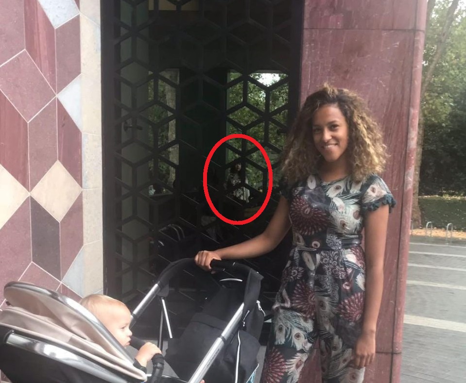 名叫坎寧安的 53 歲阿嬤表示,女兒幫她拍照時沒有發現任何異狀,直到回家重新查看照片,才注意到在她後方的方格窗戶後竟然有兩名中國少女,而且她們同樣也看著鏡頭。 名叫坎寧安的 53 歲阿嬤表示,女兒幫她拍照時沒有發現任何異狀,直到回家重新查看照片,才注意到在她後方的方格窗戶後竟然有兩名中國少女,而且她們同樣也看著鏡頭。