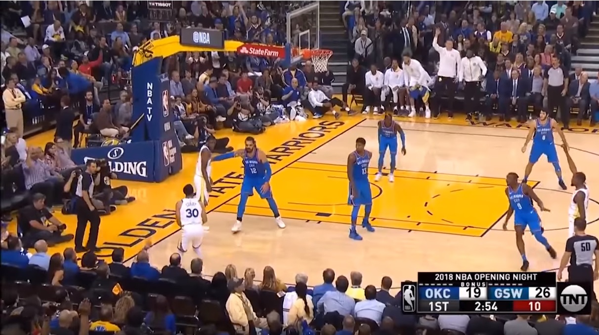 美國職籃NBA 2018-19球季今天正式開幕,衛冕冠軍勇士隊在開幕戰對決雷霆隊,勇士隊靠著Stephen Curry單場轟下32分,幫助球隊以108:100力克雷霆隊。 圖:翻攝自Youtube 美國職籃NBA 2018-19球季今天正式開幕,衛冕冠軍勇士隊在開幕戰對決雷霆隊,勇士隊靠著Stephen Curry單場轟下32分,幫助球隊以108:100力克雷霆隊。 圖:翻攝自Youtube
