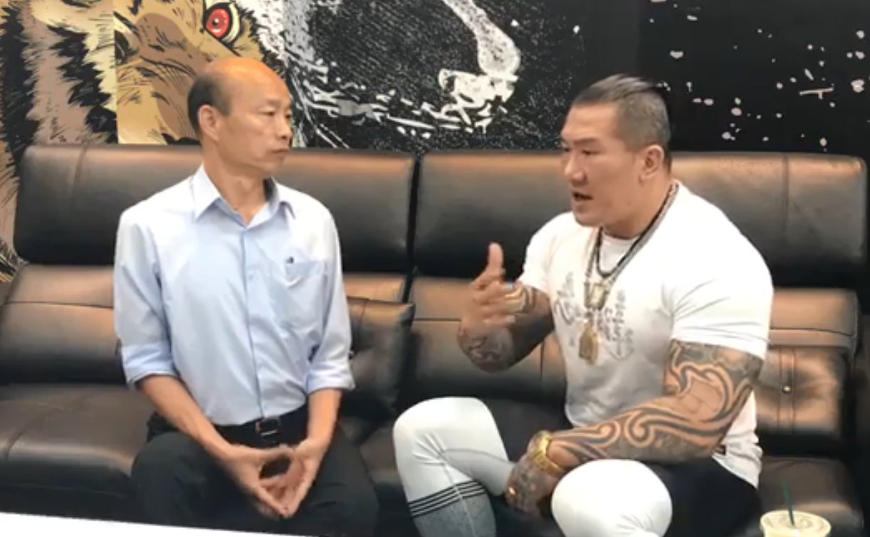 館長陳之漢9日與高雄市長參選人韓國瑜一起直播,其後臉書即被停權7天。他嗆「民進黨做得比狗屎還爛」 ,表態支持韓國瑜。不過昨晚有網友發文表示,館長5月在高雄時還不斷讚嘆發展得很好。 圖:翻攝韓國瑜臉書 館長陳之漢9日與高雄市長參選人韓國瑜一起直播,其後臉書即被停權7天。他嗆「民進黨做得比狗屎還爛」 ,表態支持韓國瑜。不過昨晚有網友發文表示,館長5月在高雄時還不斷讚嘆發展得很好。 圖:翻攝韓國瑜臉書