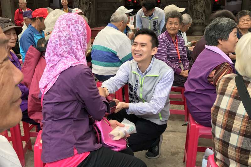 民進黨新竹縣長候選人鄭朝方選擇透過直播方式,推出「朝方的戰鬥日常」主題,希望把日常的一面與自己的政見和想法透過網路傳遞給選民,同時和選民交流。 圖:鄭朝方辦公室/提供 民進黨新竹縣長候選人鄭朝方選擇透過直播方式,推出「朝方的戰鬥日常」主題,希望把日常的一面與自己的政見和想法透過網路傳遞給選民,同時和選民交流。 圖:鄭朝方辦公室/提供