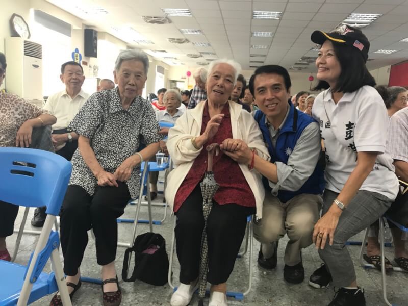 陳學聖認為,桃園升格為直轄市,除了長照福利政策需要升級外,長照中心的硬體設施也必須讓長輩安心。 圖:陳學聖競選辦公室/提供 陳學聖認為,桃園升格為直轄市,除了長照福利政策需要升級外,長照中心的硬體設施也必須讓長輩安心。 圖:陳學聖競選辦公室/提供