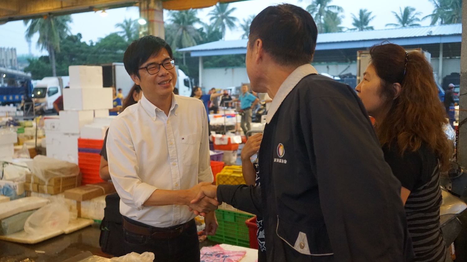陳其邁就在高雄區漁會理事長謝龍隱等人陪同下,前往位於前鎮的高雄區漁會魚市場拜票,受到漁販及漁民熱情歡迎。 圖/陳其邁選辦 陳其邁就在高雄區漁會理事長謝龍隱等人陪同下,前往位於前鎮的高雄區漁會魚市場拜票,受到漁販及漁民熱情歡迎。 圖/陳其邁選辦