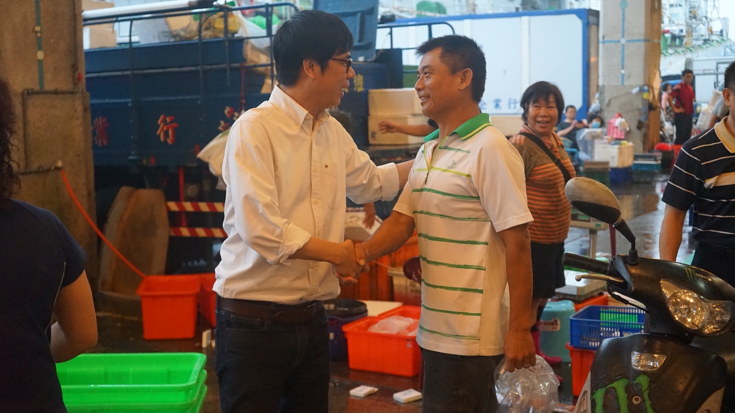 陳其邁表示,要向所有天沒亮就辛勤在魚市場工作的市民,表示最高的敬意,同時也想實地聽聽大家的意見。 圖/陳其邁選辦 陳其邁表示,要向所有天沒亮就辛勤在魚市場工作的市民,表示最高的敬意,同時也想實地聽聽大家的意見。 圖/陳其邁選辦