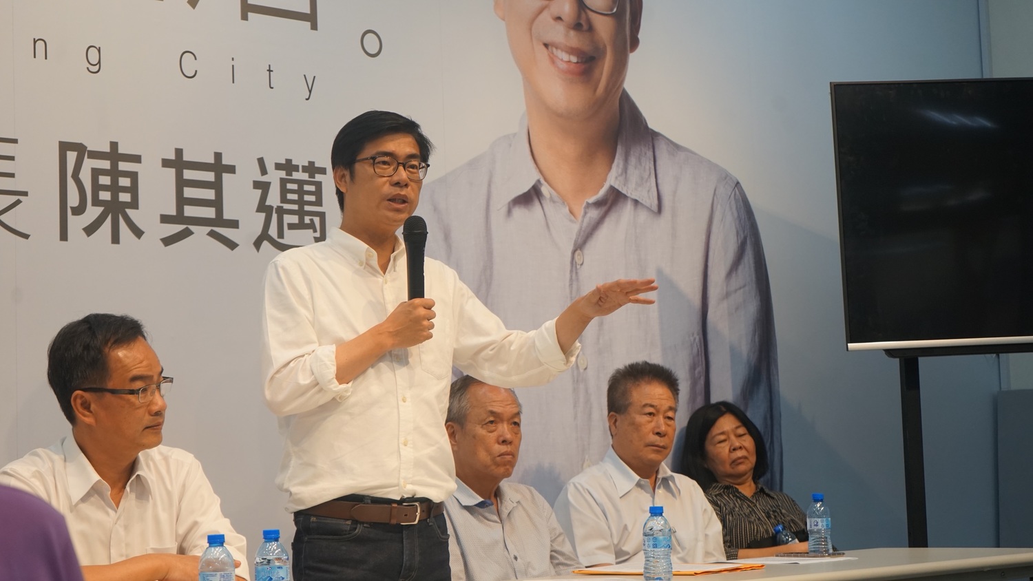 陳其邁與計程業者座談,承諾結合公共服務提昇載客率。 圖/陳其邁選辦 陳其邁與計程業者座談,承諾結合公共服務提昇載客率。 圖/陳其邁選辦